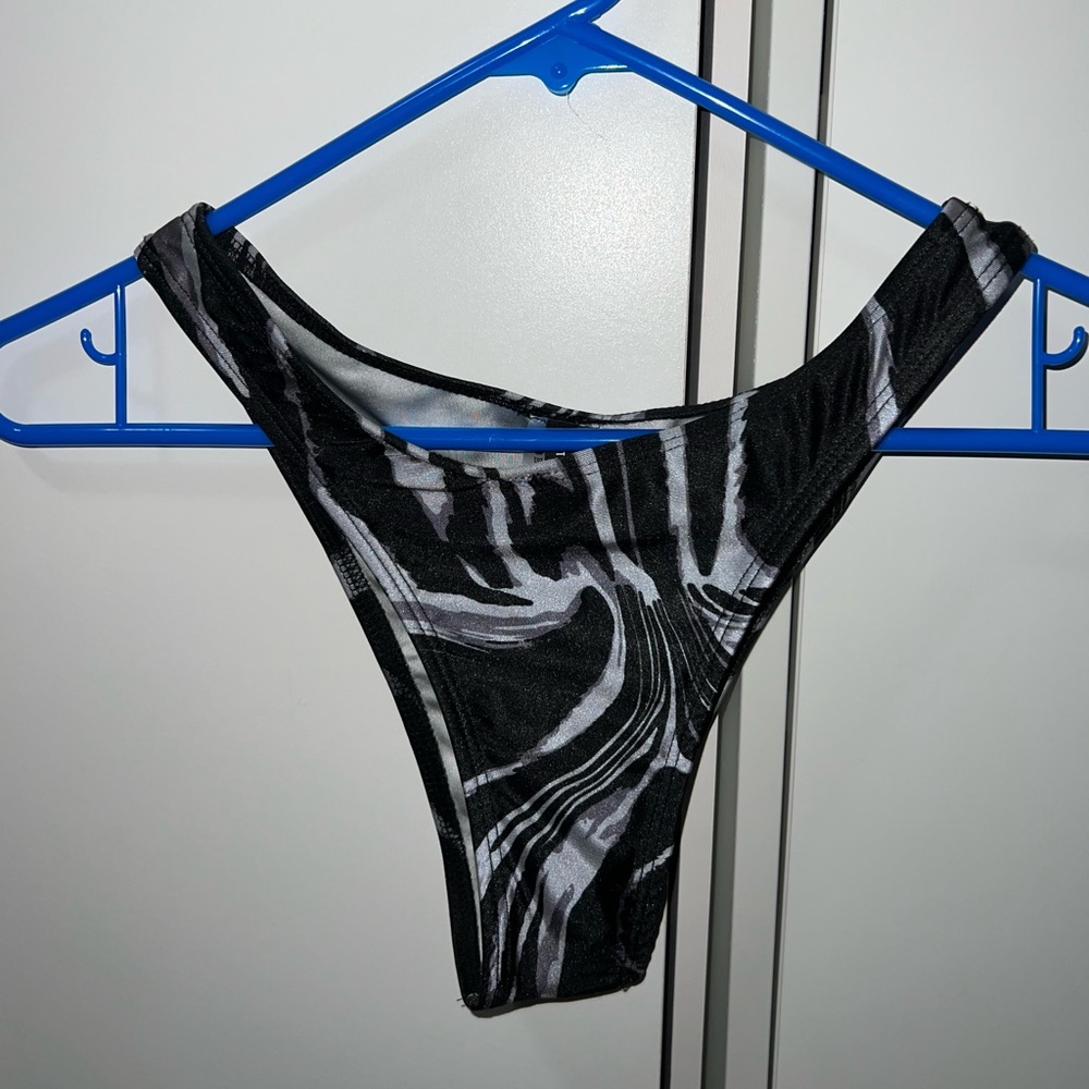 PrettyLittleThing Monochrome Zebra Swirl Print Beach Coverup & Bikini - Picture 4 of 7